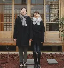 ins上这对小夫妻每天在院子里拍一张合影,表情动作都不变,却引来30万的网友围观
