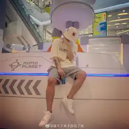 pgone晒照再现经典手势,当年李小璐贾乃亮双双效仿
