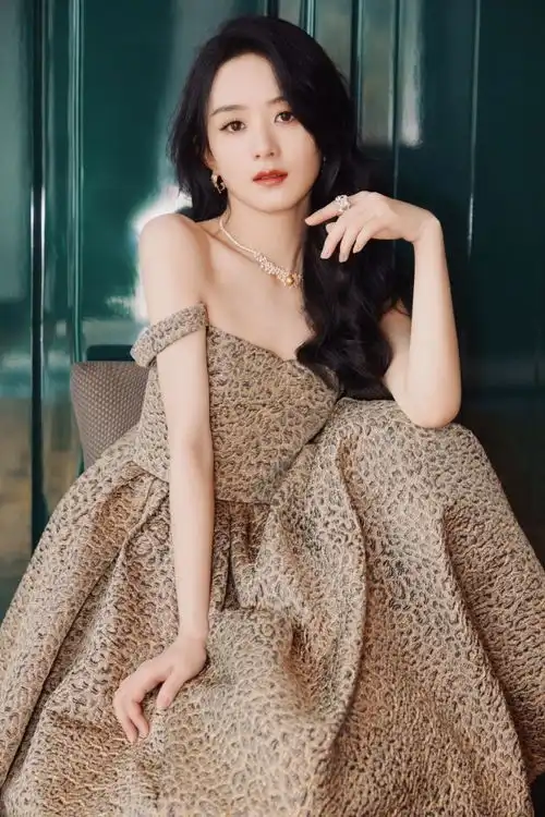 赵丽颖校服写真曝光,33岁扮学生妹不违和,秀发披肩青春感十足

