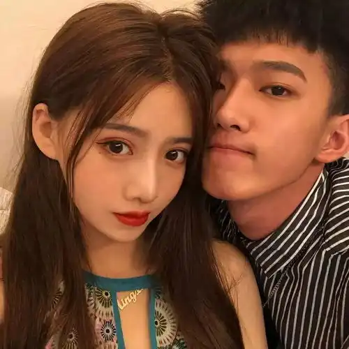情侣头像我好像只是偶尔被需要,从来没有很重要
