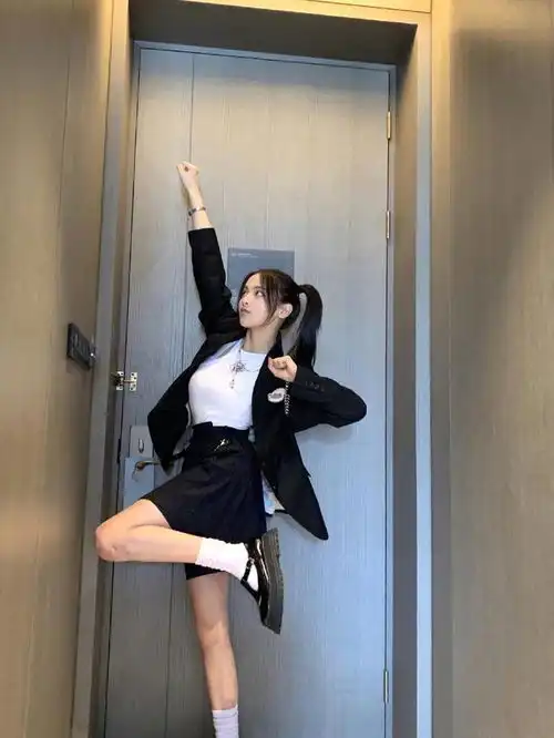 杨超越一改往日活泼少女风,穿西装扎马尾十分干练,却被美腿抢镜
