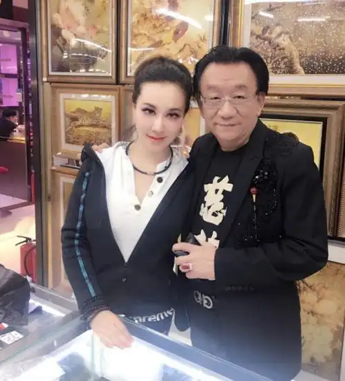 相声大师侯耀华与女徒弟太亲昵,名牌包情侣表豪送不停
