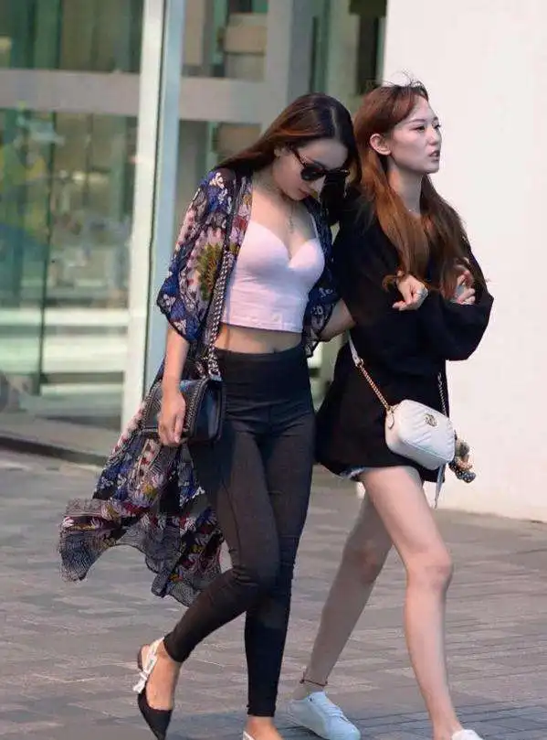 街拍身材傲人的美女,穿得这么大气,估计是个女强人吧
