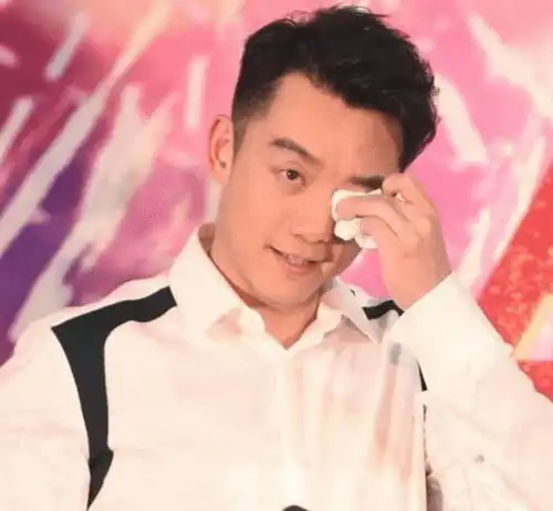 苗苗现身超越首映礼,现场落泪表白郑恺,夫妻两人晒泪现场
