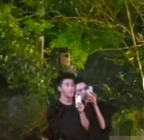 奚梦瑶何猷君深夜看烟花,气氛甜蜜胜新婚身旁吴京谢楠反差太大
