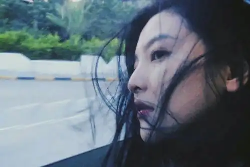 章若楠治愈系胶片随拍,每一张都是头像,侧脸太优越

