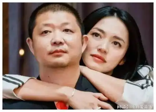 凌潇肃超市购物,憔悴水肿头发炸毛,网友形容像洪世贤流落街头
