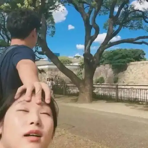 最新流行的情侣照拍法,就问你们拍不拍
