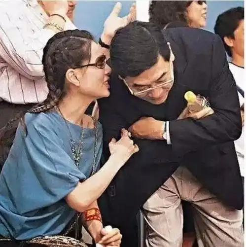 痴情10年,姑姑李若彤终究没有等来过儿,彻悟不结婚总比凑活强
