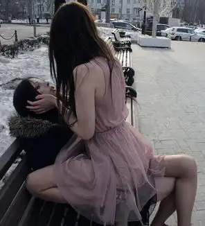 俄罗斯阴阳人与女友同穿婚纱照曝光新郎比新娘还美
