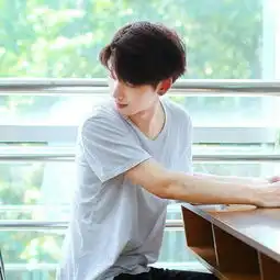 学生趴桌子的情侣头像

