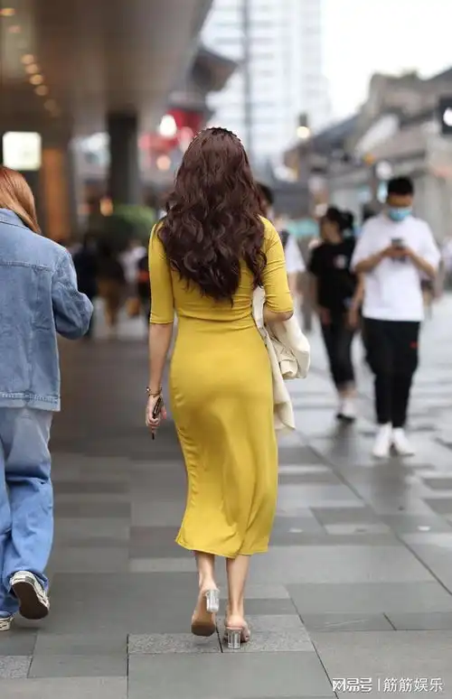 美女黄色的包臀裙简约大气,彰显不俗的魅力

