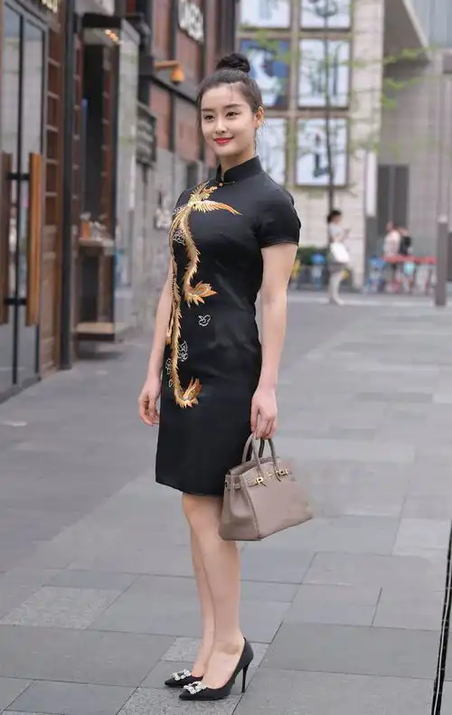 街拍美女身着黑色凤纹开叉旗袍,五官端正复古东方美,端庄大气
