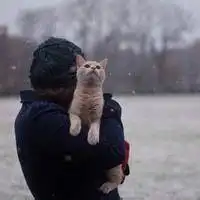 我要和第一张头像差不多的图片做qq头像,性别男的,抱着狗或猫咪

