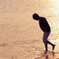 qq情侣头像一对在海边的
