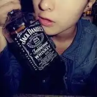 求拿着酒瓶的情侣头像
