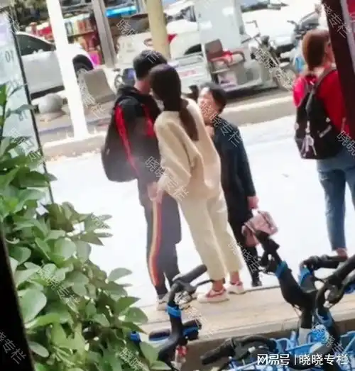 湖南一对情侣在候车处拥吻,结果被阿姨打断,网友阿姨只看站牌
