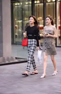 街拍休闲风的搭配简约时髦,清清爽爽的,更具青春活力的感觉

