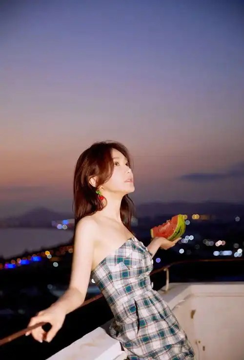 拍不出好看初秋夜景美照巧用灯光和背景,暗夜也能拍出时尚大片

