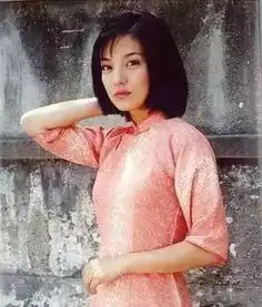 谁说短发穿不出旗袍的性感和美丽
