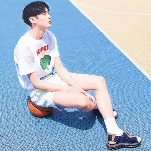 就是要比五分裤再更短男孩们衣柜里也要拥有的膝上三分短裤,打造没有不可能的逆天长腿
