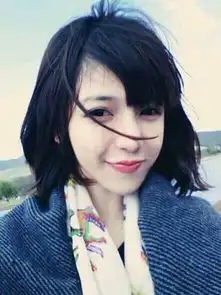 发型头像中短发
