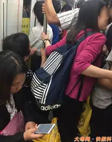 情侣在地铁车厢亲热捏腰抚摸贴面
