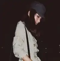 求一男一女的情侣头像背景要黑色的如右边那4个
