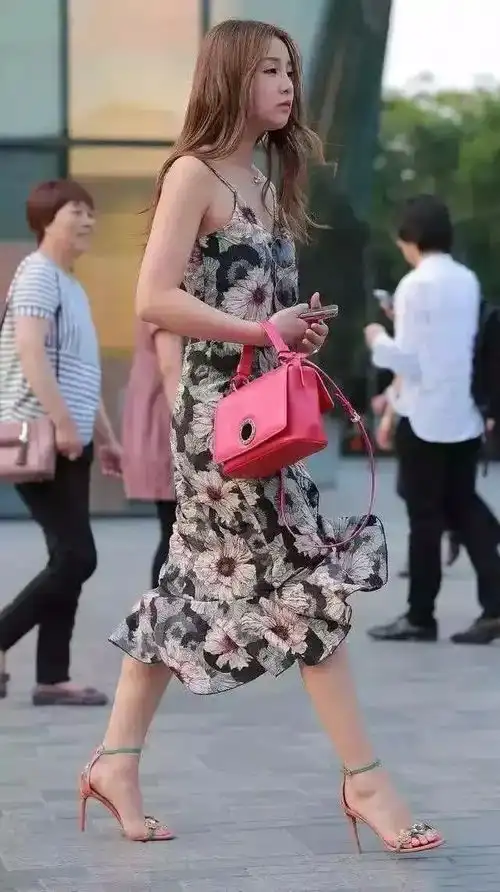 路人街拍,美女穿细格纹设计的吊带紧身裙,显得大气又优雅
