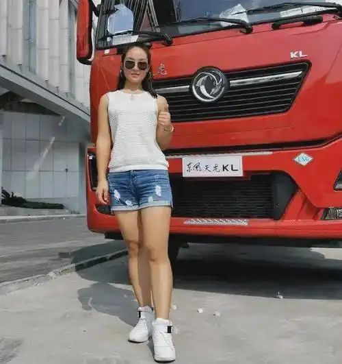 90后最美女卡车司机,拉横幅霸气征婚开卡车养你,给我爱情就好
