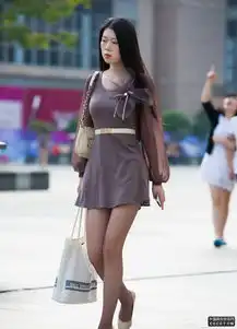 街拍表情冷艳的连衣裙美女
