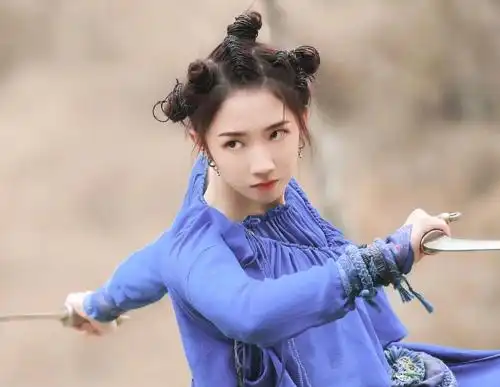 都辩解孟美岐是被碧瑶发型拖累,可杨幂换上同款时,才懂什么叫颜值是硬伤
