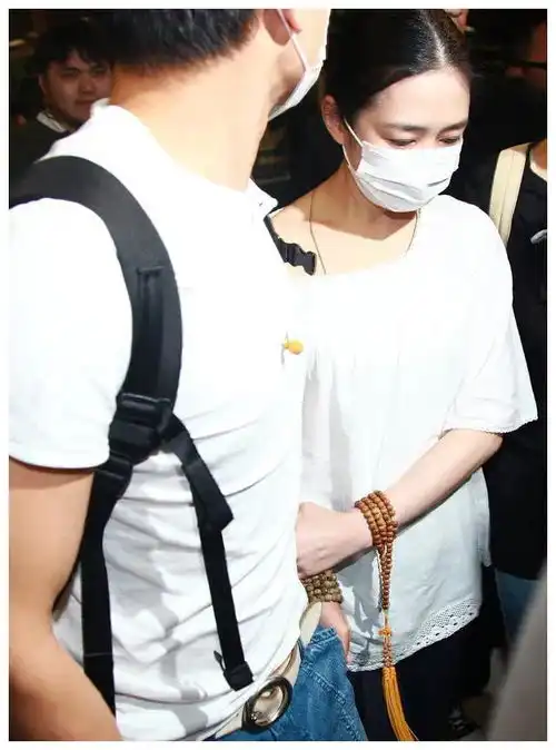 刘德华夫妻好甜蜜,戴情侣手链全程拉手,妻子着装朴素接地气
