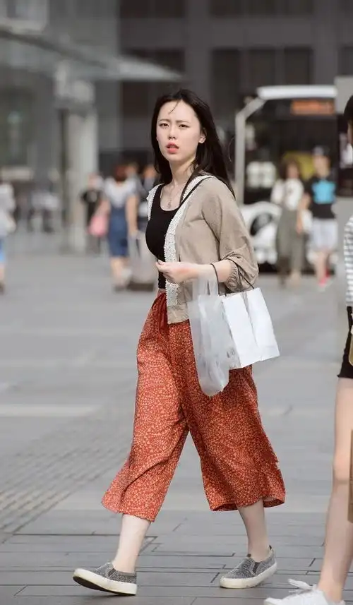 迷人靓丽的美女街拍身材苗条的美女,展现独特的气质感
