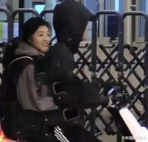纪凌尘官宣恋情晒出两人健身自拍照女友长相清纯颜值高
