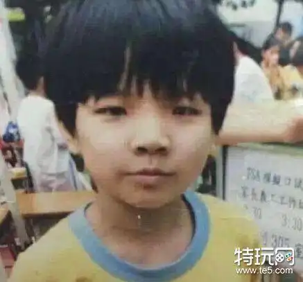 pdd小时候就骚猪笑韦神童照竟是满脸委屈
