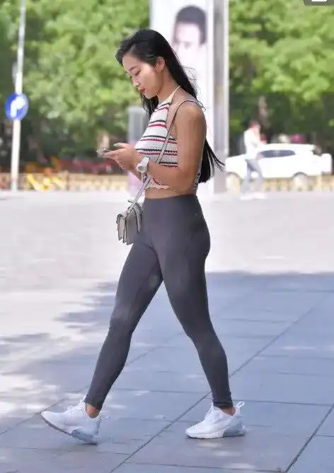 瑜伽裤显身材神器,美女果然怎么穿都好看,时尚弄潮儿
