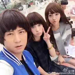 任重晒与姚笛合影对方嘟嘴扮可爱眼神无辜图
