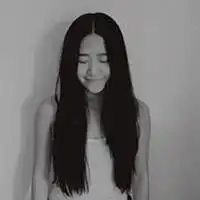背后有阴影,因为迎着阳光

