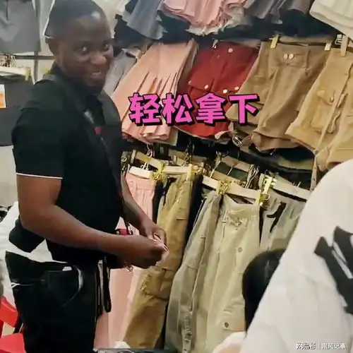 广州520小黑哥单膝跪地送花,小姐姐开心接受,就一朵玫瑰拿下
