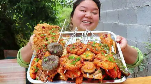 小路想吃炸串,小婷炸了一大盘,配上可乐,经济实惠比买的还香
