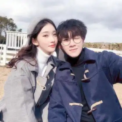 情侣头像清纯一男一女,我们有着太多的模切
