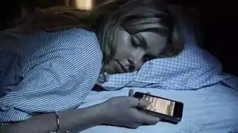 手机里的男人叫你如何应对手机没电的困扰
