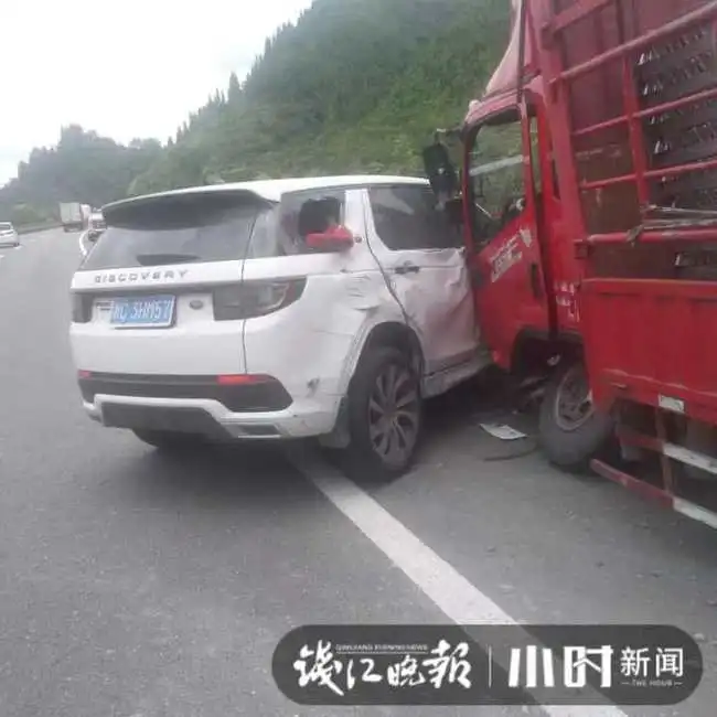 女友抢方向盘,路虎高速公路上撞上货车
