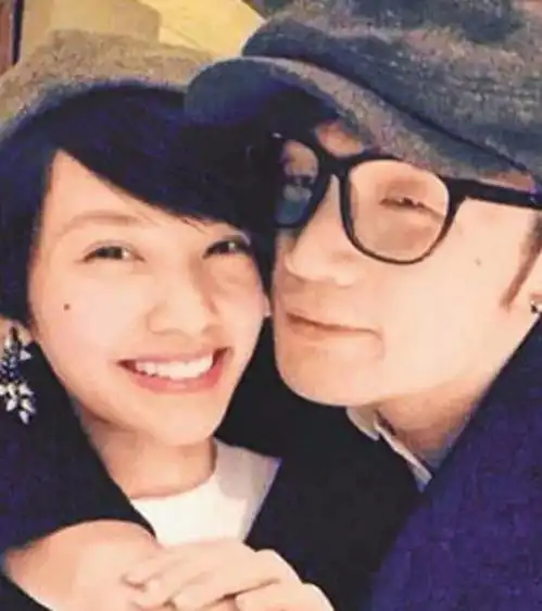 他们俩居然成功洗白为恩爱情侣
