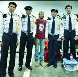 这个图片中间是谁

