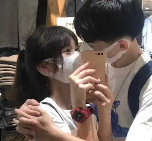 校园风情侣头像
