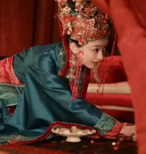 赵丽颖中式婚纱曝光,要美上天,网友比白婚纱好看一百倍
