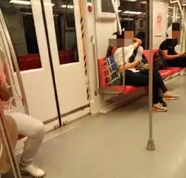情侣地铁激吻全程孩子发问怎回答
