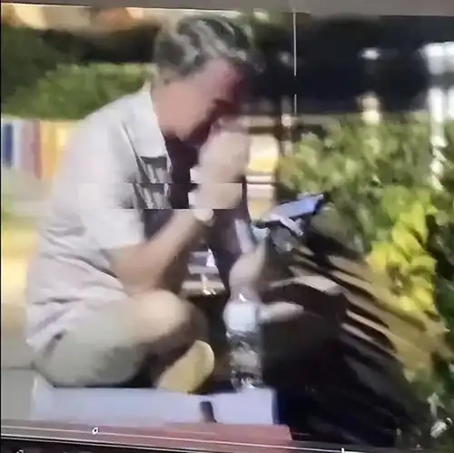夏克立路边抱头痛哭,离婚后人财两空,黄嘉千胜诉但情绪低落
